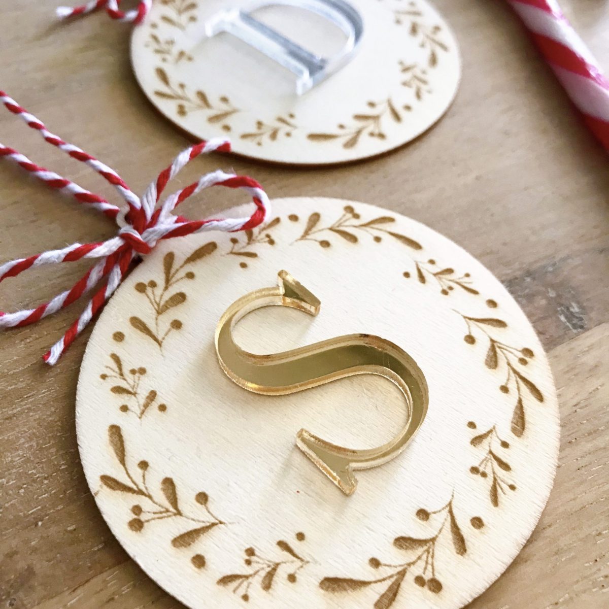 bola navidad madera personalizada inicial dorado