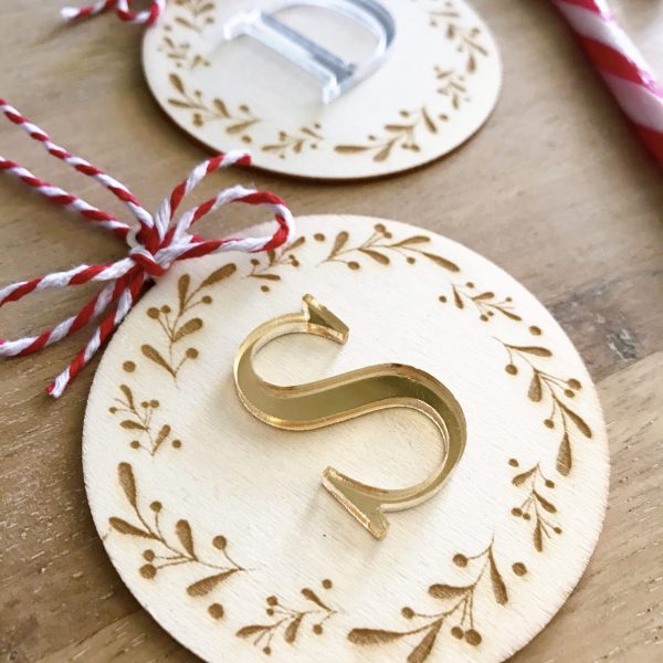 bola navidad madera personalizada inicial dorado